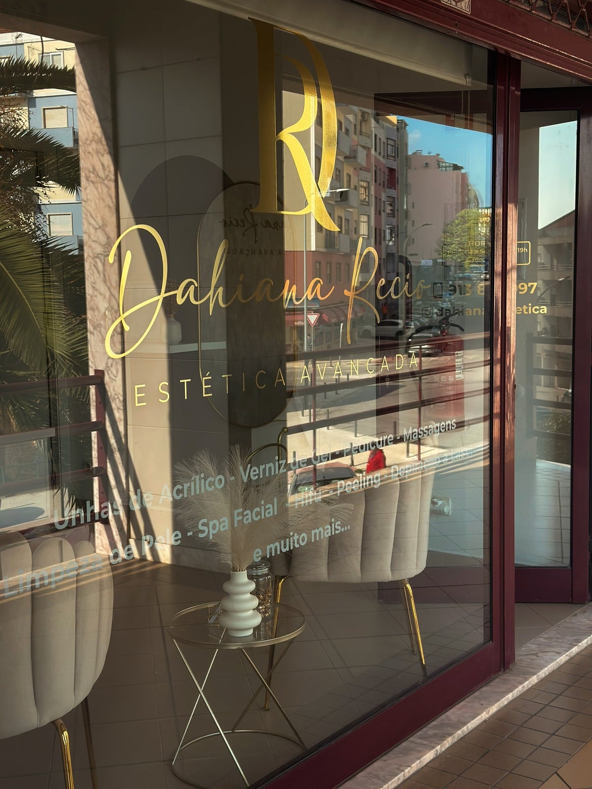 Cliente em tratamento facial no espaço Dahiana Recio